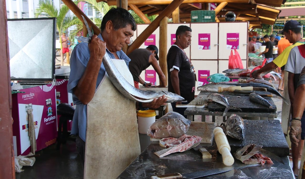 homem tratando um peixe